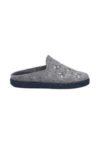 Chausson en feutre gris avec un design à dos fermé, semelle bleu marine et accents de broderie florale blanche. Texture douce et forme simple.