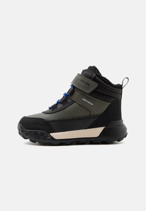 Geox, TREKKYUP BOY - Bottes de neige - dark green/black