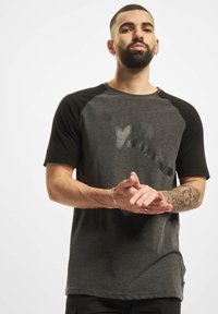 Rocawear Marškinėliai su spaudiniu - anthracite