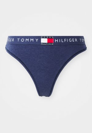 Námořnická modrá bavlněná tanga s bílým páskem se znakem s nápisem "TOMMY HILFIGER" a obdélníkovým logem s červenými a bílými detaily.