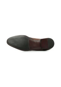 Zapato de vestir de cuero marrón con punta redondeada, suela de goma negra texturizada y paneles elásticos en los laterales para un fácil calzado.