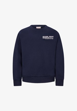 Granatowa bluza z okrągłym dekoltem, prążkowanymi mankietami i dolnym brzegiem. Posiada biały tekst brzmiący "RETOUR JEANS ESSENTIAL Pieces IT STARTS WITH YOU."