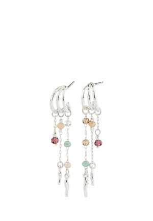 Srebrne kolczyki koła z trzema zwisającymi łańcuszkami na każdym, z małymi kolorowymi koralikami w kolorach różowym, zielonym, beżowym i przezroczystym oraz nieregularnymi srebrnymi zawieszkami.