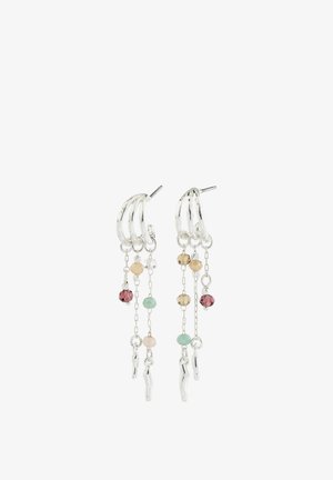 Boucles d’oreilles créoles en argent avec trois chaînes pendantes chacune, ornées de petites perles colorées en rose, vert, beige et transparent, et de breloques argentées irrégulières.