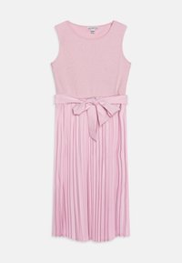Różowa sukienka z prążkowanym gorsetem i plisowaną spódnicą. Posiada wiązany pasek w talii oraz okrągły dekolt. Gładka tekstura w całej długości.