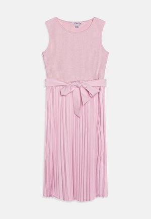 Robe rose avec un corsage à côtes et une jupe plissée. Comprend une ceinture à nouer à la taille et un col rond. Texture lisse dans l'ensemble.