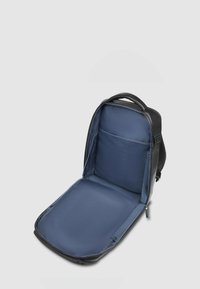 Zaino nero con un'ampia apertura, che mostra una fodera interna blu scuro e una tasca in rete. Dotato di una maniglia resistente e chiusura con cerniera.