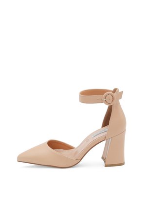 Scarpa con tacco alto in pelle beige, dalla punta appuntita e con cinturino alla caviglia. Presenta un tacco a blocco e una superficie liscia con decorazioni minime.