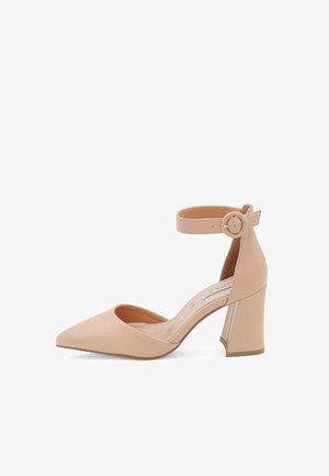 Scarpa con tacco alto in pelle beige, dalla punta appuntita e con cinturino alla caviglia. Presenta un tacco a blocco e una superficie liscia con decorazioni minime.