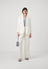 Malina VERA FITTED - Blejzer - white