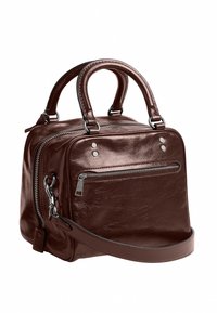 Sac à main en cuir marron avec doubles poignées, bandoulière amovible, poche avant zippée et garnitures métalliques argentées.