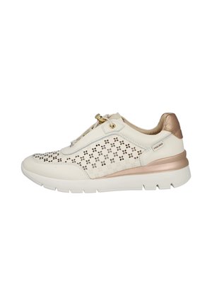 Zapatilla baja beige con patrón floral perforado, talón y ribete en rosa metálico, suela acolchada blanca y cierre con tope para cordones.