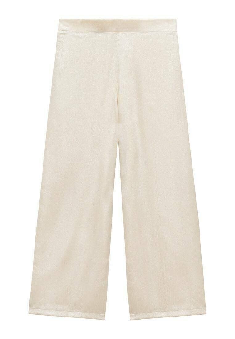 Pantaloni a gamba larghissima di un colore crema chiaro, realizzati in tessuto liscia e lucido con una leggera brillantezza. Presentano una vita piatta e un design a lunghezza completa.