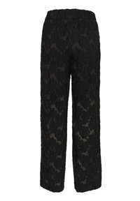 Pantalones de encaje negro con un ajuste holgado, que presentan un patrón floral texturizado, cintura elástica y diseño de pierna recta.