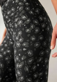 Next YOGA - Legíny - kalhoty  - charcoal animal print
