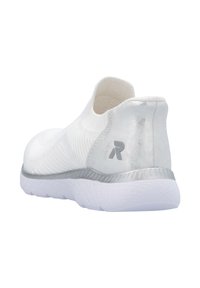 Scarpa bianca slip-on con tomaia in maglia testurizzata e dettagli argentati. Presenta un colletto imbottito e una suola in gomma leggera con battistrada a motivo.