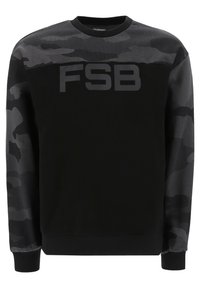 Czarny sweatshirt z kamuflażowym wzorem na rękawach, teksturowaną górną częścią oraz wyraźnym napisem "FSB" w matowym wykończeniu z przodu.