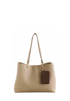 Beige leren tote bag met twee schouderriemen, gouden hardware en een kleine afneembare bruine met rits gesloten tas. Gladde textuur, minimalistisch ontwerp.