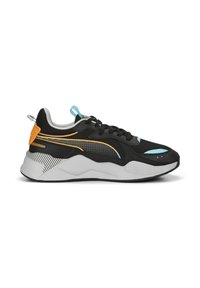 Baskets de sport noires avec semelle blanche, accents orange et bleu, dessus en mesh et languettes sur la languette et le talon.