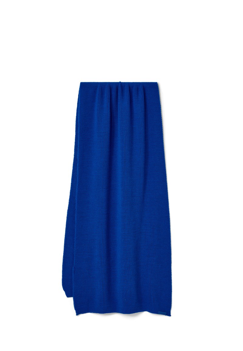 Strik en blå tæppe med et struktureret mønster, der har et blødt, vævet stof og en rektangulær form, der hænger blødt ud i kanterne.