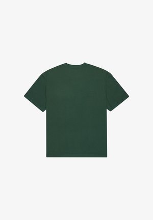 Donkergroene t-shirt met korte mouwen en ronde hals, van achter weergegeven op een witte achtergrond.