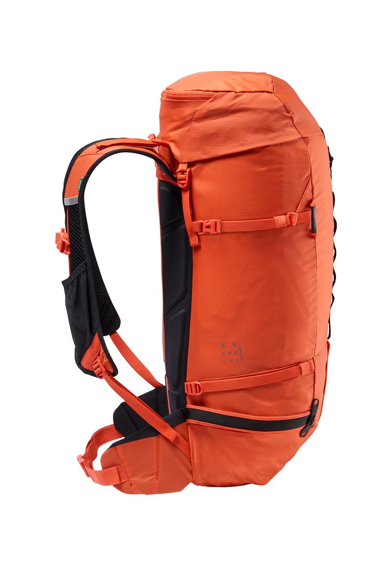 Pomarańczowy plecak z zaokrąglonym wierzchem, wyściełanymi paskami, siateczkowymi akcentami i licznymi kieszeniami zewnętrznymi. Wykonany z trwałego, wodoodpornego materiału.