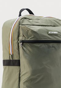 Πράσινο σακίδιο από νάιλον με εμπρόσθια τσέπη με φερμουάρ, μαύρη λαβή και ριγέ φερμουάρ, με το λογότυπο K-Way.