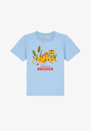 T-shirt bleu clair avec un tigre et un petit tigre en cartoon. Le texte est "Kleiner Bruder" en rouge. Fabriqué en tissu doux et respirant. Manches courtes.