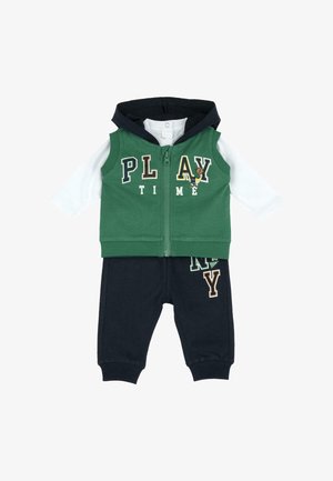 Groene mouwloze hoodie met de tekst "PLAY TIME", wit shirt met lange mouwen eronder, en marineblauwe broek met de tekst "NY" voor peuters.