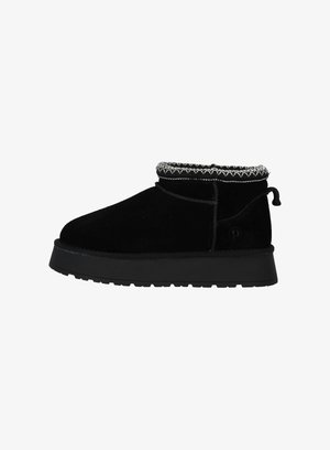 Schwarze Wildleder-Stiefelette mit runder Zehenpartie, gesticktem Besatz am Schaft und strukturiertem Gummisohle. Zugschlaufe an der Rückseite für ein einfaches An- und Ausziehen.