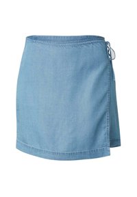 Denimwickelrock in Hellblau, mit Kordelzugbund, geradem Schnitt und subtiler Textur. Der Saum ist leicht gewellt.