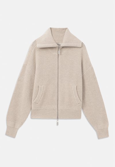 Beige strikket genser med glidelås, bred krage, ribbestrikket mansjetter, to frontlommer og strukturert design.