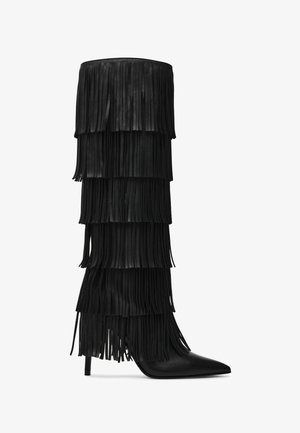 Bota negra de cuero hasta la rodilla con múltiples capas de flecos, punta puntiaguda y tacón de aguja delgado, que muestra un diseño elegante y texturizado.