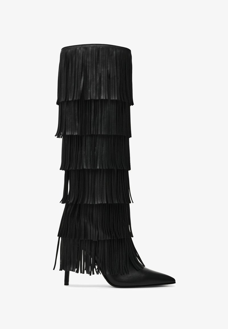 Zwarte leren laars tot aan de knieën met meerdere franjeslagen, spits toelopende neus en een dunne naaldhak, die een strak en gestructureerd ontwerp toont.