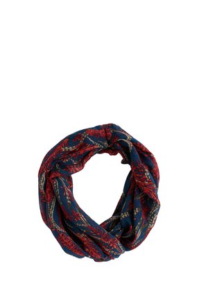 Blauwe infinity sjaal met rode bloem- en bladmoten, lichte stof, in een lus gedraaid.