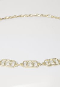 Collana in oro con maglie rettangolari e loghi "G" intrecciati, texture liscia e finitura lucida.