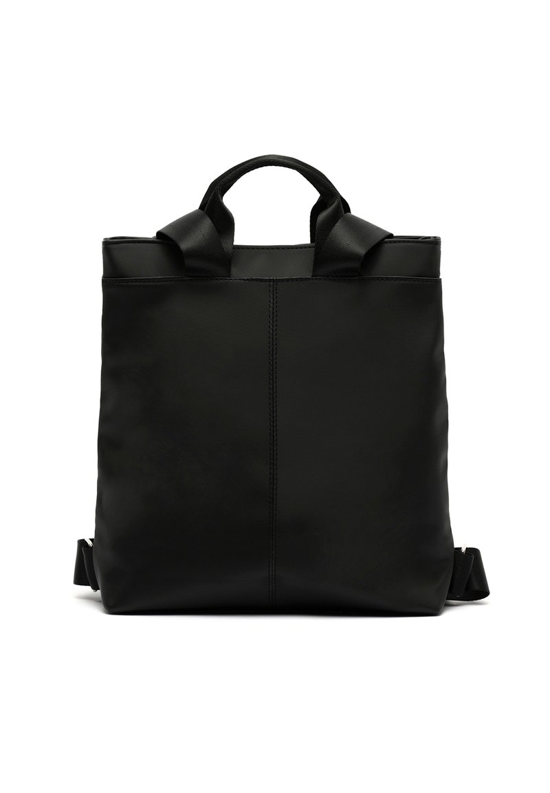 Črn nahrbtnik iz teksturiranega materiala, z dvema zgornjima ročaji, nastavljivimi naramnicami in preprosto pravokotno obliko.