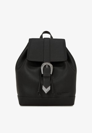 Černý kožený batoh s texturovaným povrchem, s klopou na zavírání, stříbrnou sponou a trojúhelníkovým akcentem na dně.