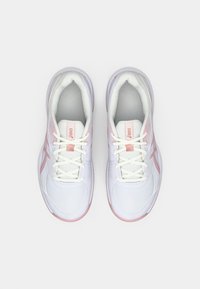 Weiße Sportschuhe mit pinken Akzenten, aus Mesh- und Synthetikmaterial, runder Zehenform und schnürbarem Verschluss. Das Design umfasst eine Markenkennzeichnung auf der Zunge.