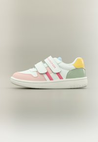 Baskets blanches et pastel avec des sangles en velcro, bout arrondi, accents contrastants rose et vert, et semelle en caoutchouc.