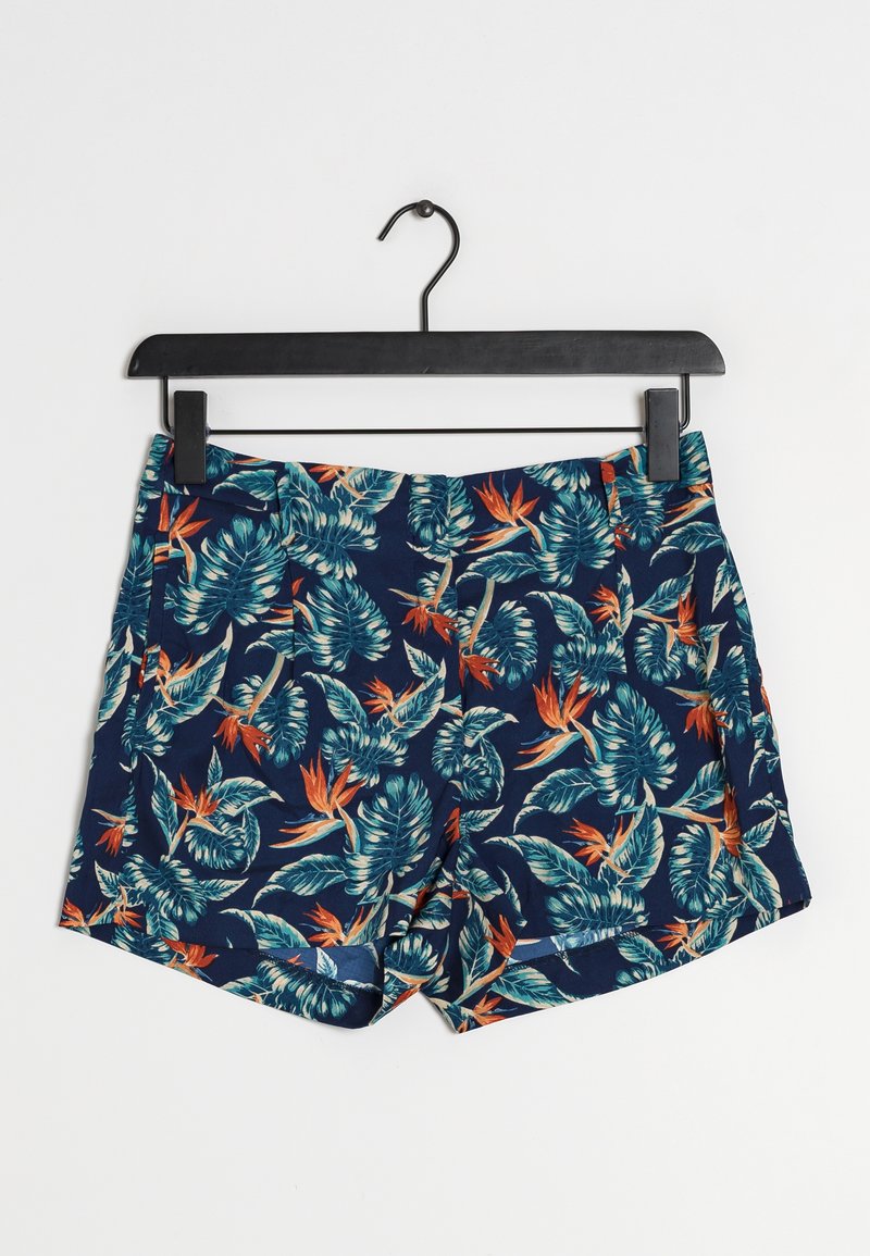 Shorts navy avec un motif floral tropical comprenant de grandes feuilles vertes et des fleurs d'oiseau de paradis orange. Tissu lisse, coupe décontractée.
