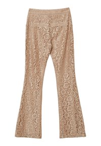 Pantalons évasés en dentelle de couleur beige clair, arborant un motif floral, une texture lisse et une taille élastique pour un design ajusté.
