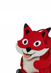 Roter Rucksack in Form eines Fuchses, ausgestattet mit großen Augen, einem lächelnden Mund und prominenten Ohren. Hergestellt aus Stoff mit kontrastierenden schwarzen und weißen Details.