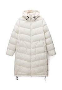 Lang, lysfarvet pufjakke med hætte, der har kviltet design, to skrå lommer foran og justerbare snore i kanten og hætten.