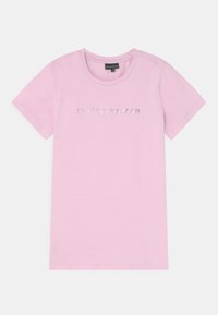 T-shirt de algodão rosa com gola redonda, mangas curtas e "BRIGITTE BAZAAR" impresso em letras metálicas no centro.