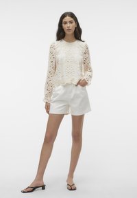 Vero Moda VMLYRA PAPERBAG - Džinsiniai šortai - snow white