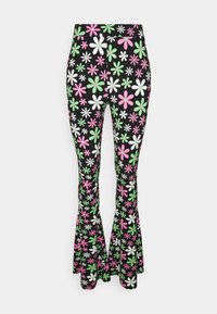 Zwarte flared broeken met een gelijkmatig verspreid bloemmotief in roze, groen en wit dat de stof van taille tot zoom bedekt.