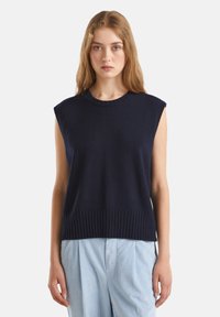 Granatowy bezrękawnik z prążkowanym dołem i okrągłym dekoltem, wykonany z miękkiego materiału, z luźnym krojem i gładką teksturą.