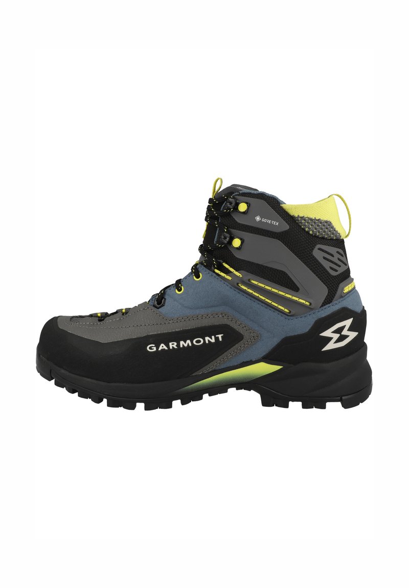 Bota de senderismo en materiales gris, azul y negro. Cuenta con un tobillo alto, superficie texturizada, acentos amarillos, suela de goma y marca GORE-TEX.