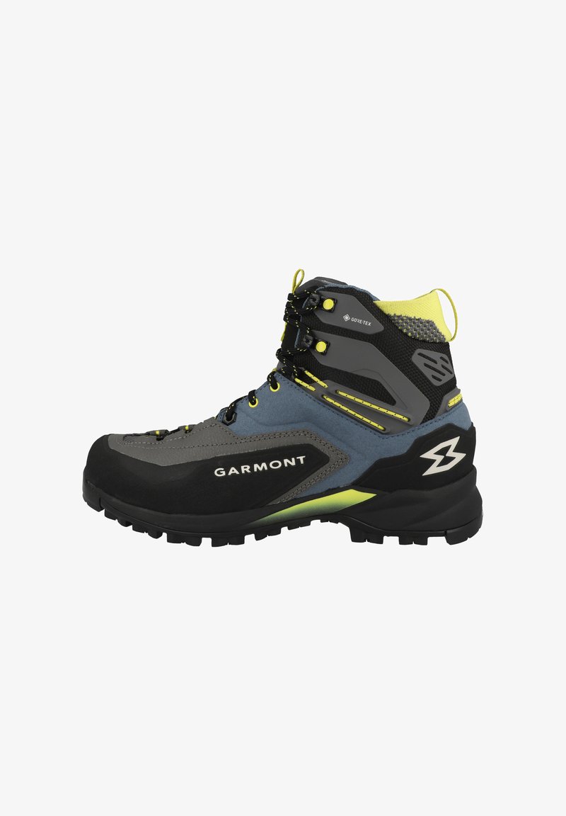 Bota de senderismo en materiales gris, azul y negro. Cuenta con un tobillo alto, superficie texturizada, acentos amarillos, suela de goma y marca GORE-TEX.
